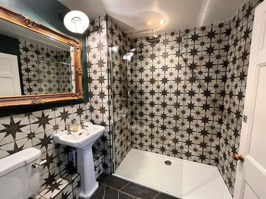 Blue Anchor House - Seaview, Hot Tub Apartments Екстериор снимка