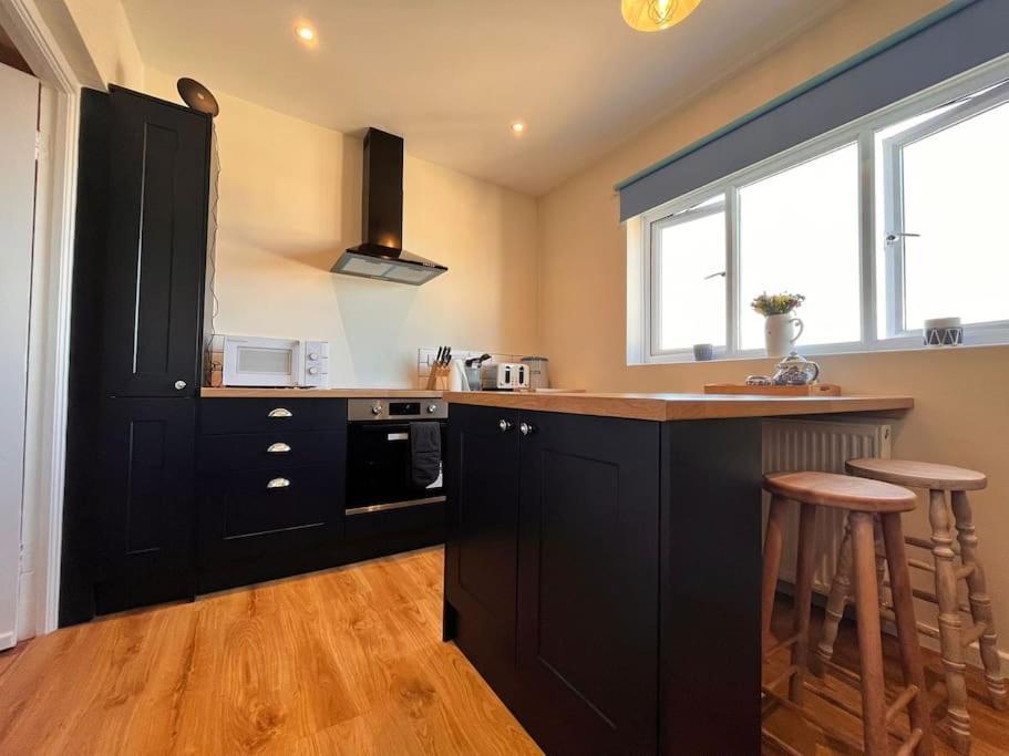 Blue Anchor House - Seaview, Hot Tub Apartments Екстериор снимка