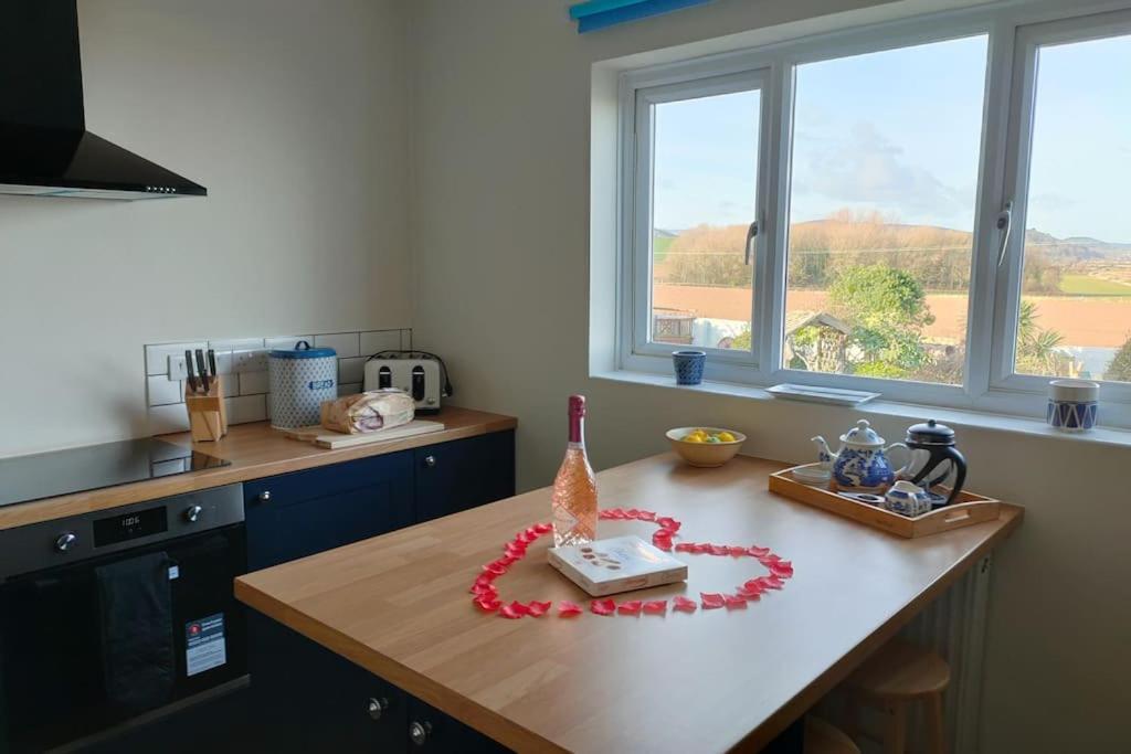 Blue Anchor House - Seaview, Hot Tub Apartments Екстериор снимка