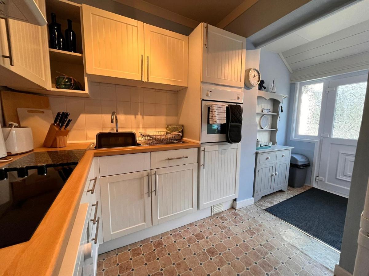 Blue Anchor House - Seaview, Hot Tub Apartments Екстериор снимка