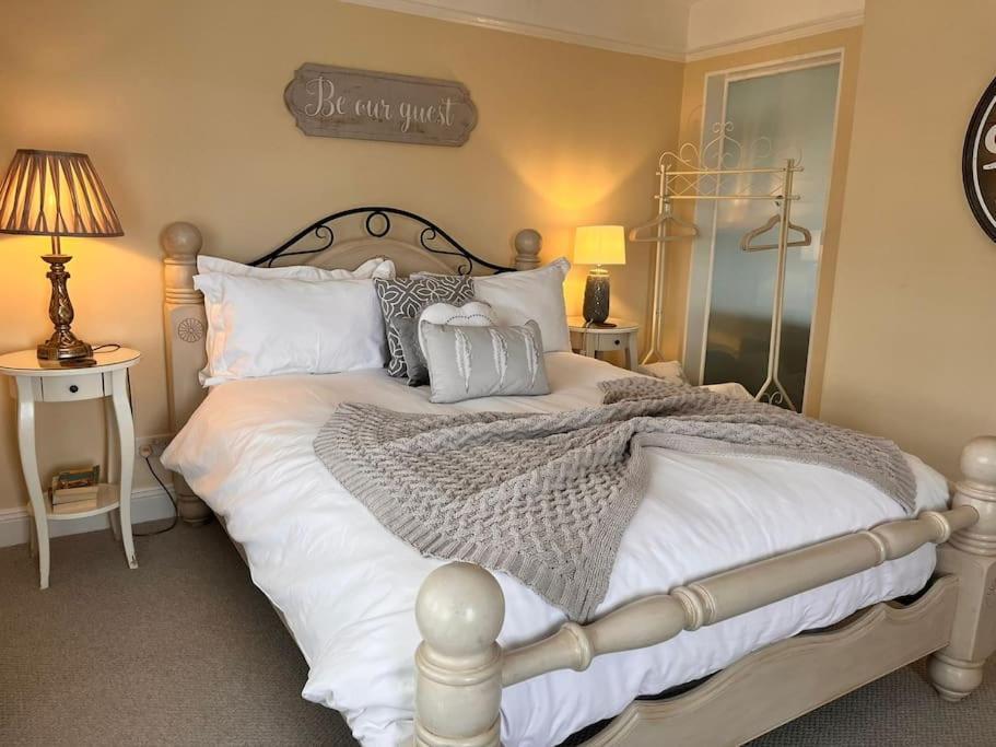 Blue Anchor House - Seaview, Hot Tub Apartments Екстериор снимка