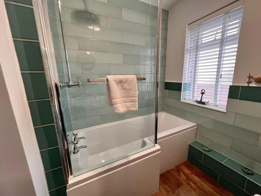 Blue Anchor House - Seaview, Hot Tub Apartments Екстериор снимка